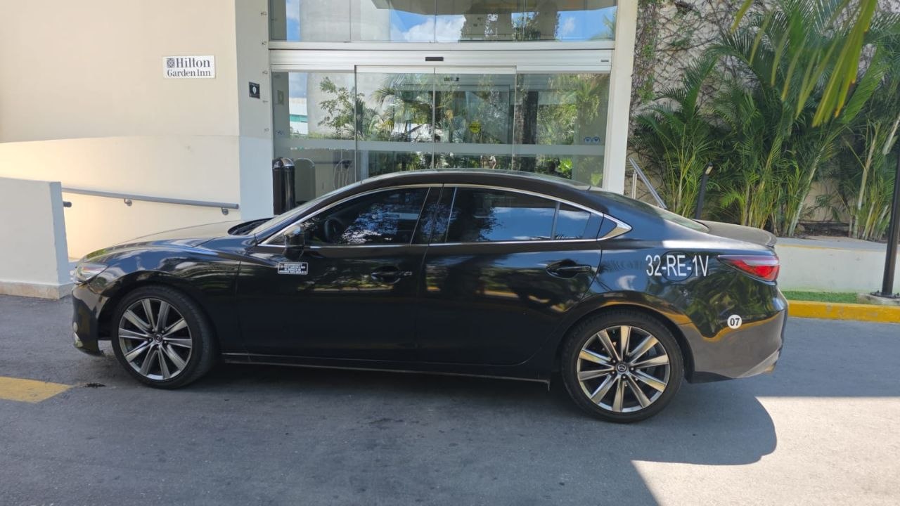 Private sedan with driver for light travel in Cancun